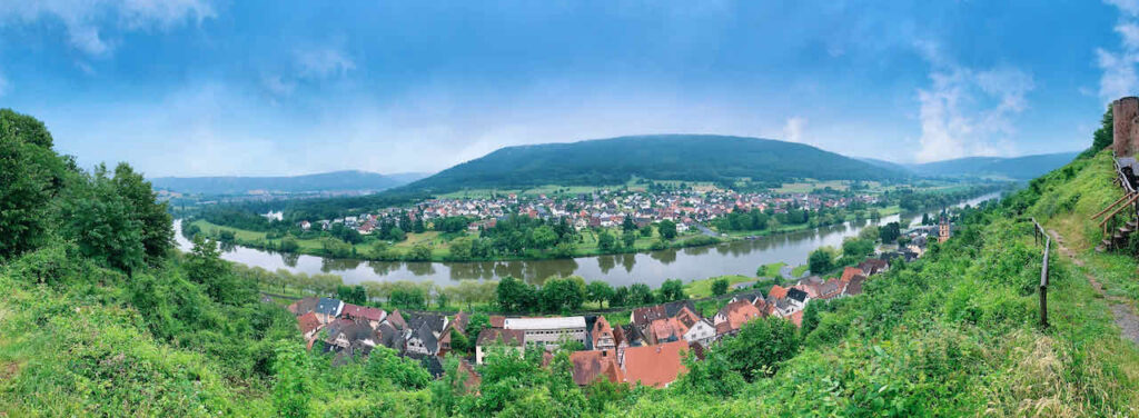 Blick von der Henneburg auf Stadtprozelten und das Maintal