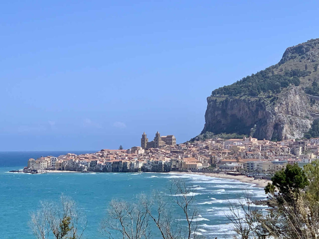 Sizilien: Blick auf Cefalú mit Strand
