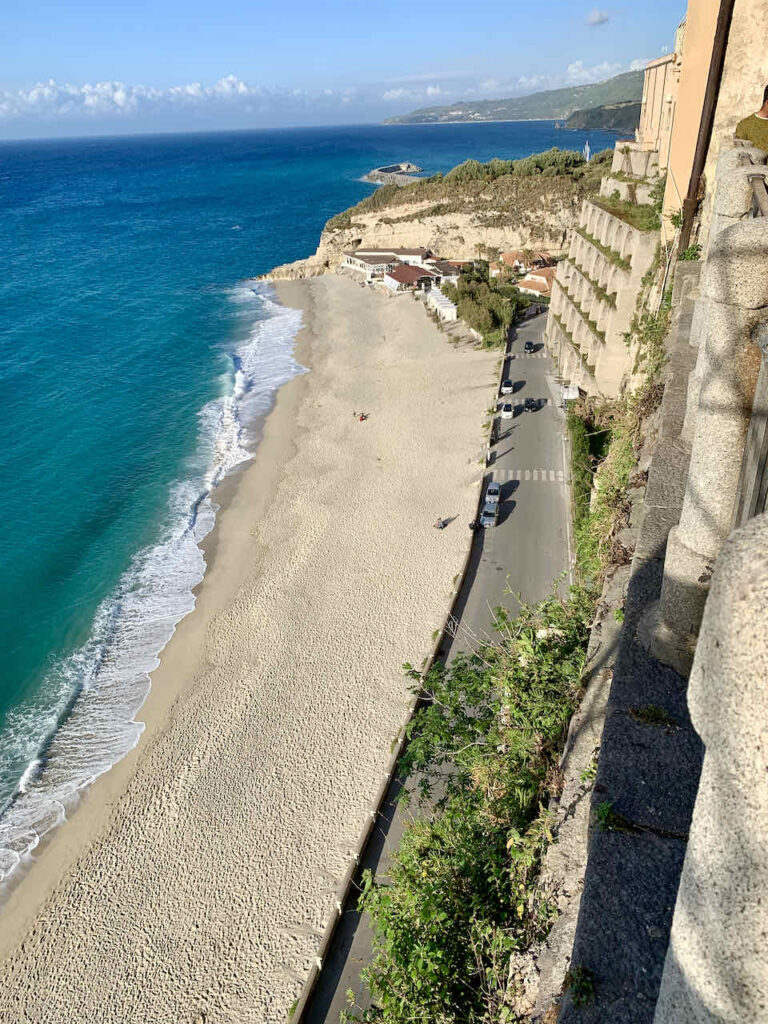 Blick von der Altstadt in Tropea auf einen der Stadtstrände