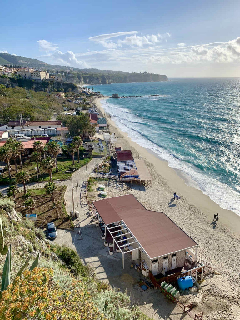 Blick von der Wallfahrtskirche in Tropea auf den Stadtstrand Lungomare Antonio Sorrentino, Italien