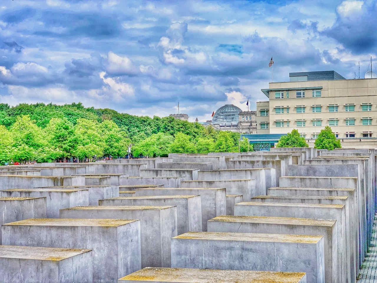 Holocaust Mahnmal Berlin mit dem Reichstag im Hintergrund