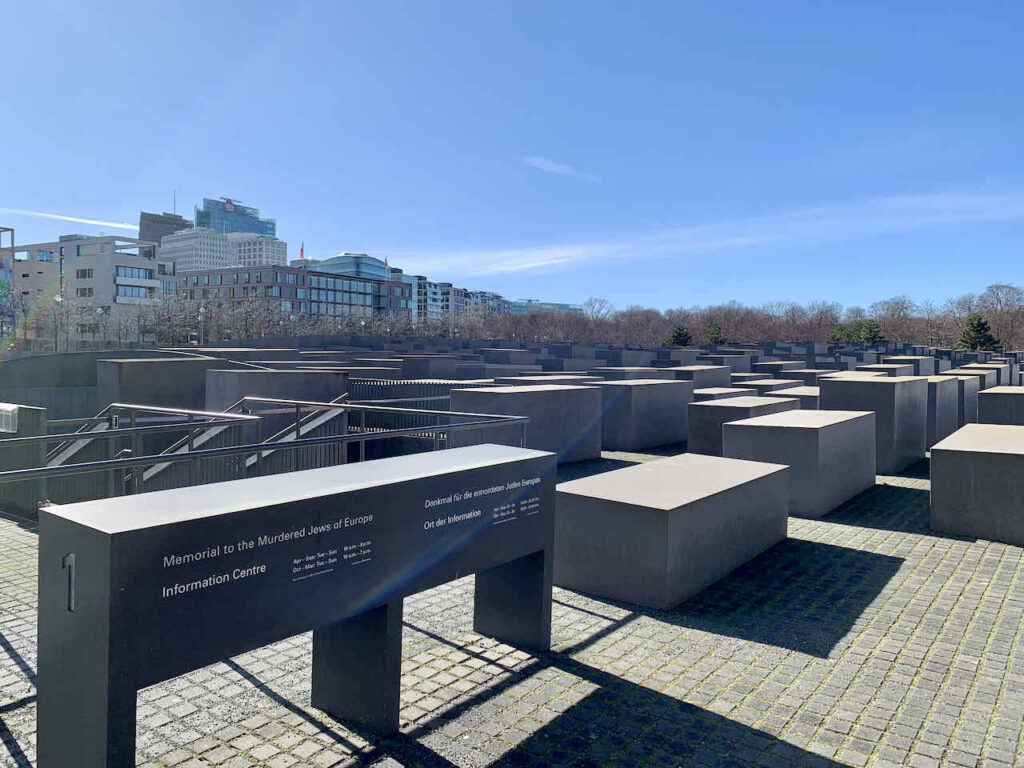 Eingang zum Ort der Information beim Holocaust Mahnmal Berlin