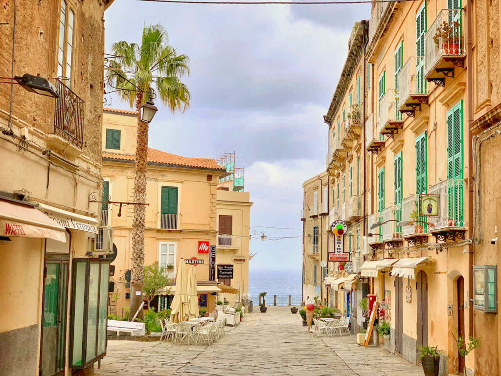 Straße in Tropea mit Meer im Hintergrund in Kalabrien, Italien