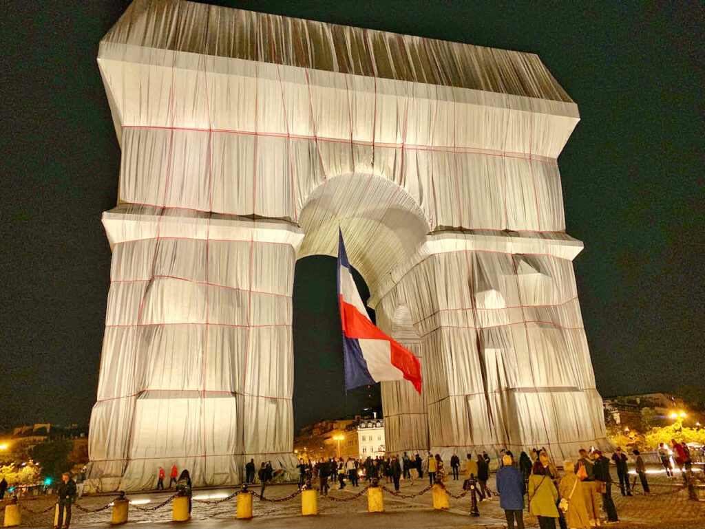 Christo and Jeanne-Claude: Verhüllter L'Arc de Triomphe bei Nacht