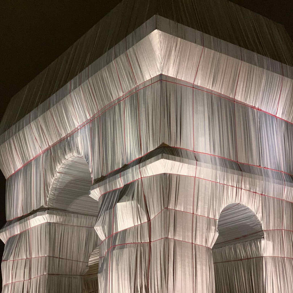 Christo & Jeanne-Claude: Verhüllter L'Arc de Triomphe bei Nacht