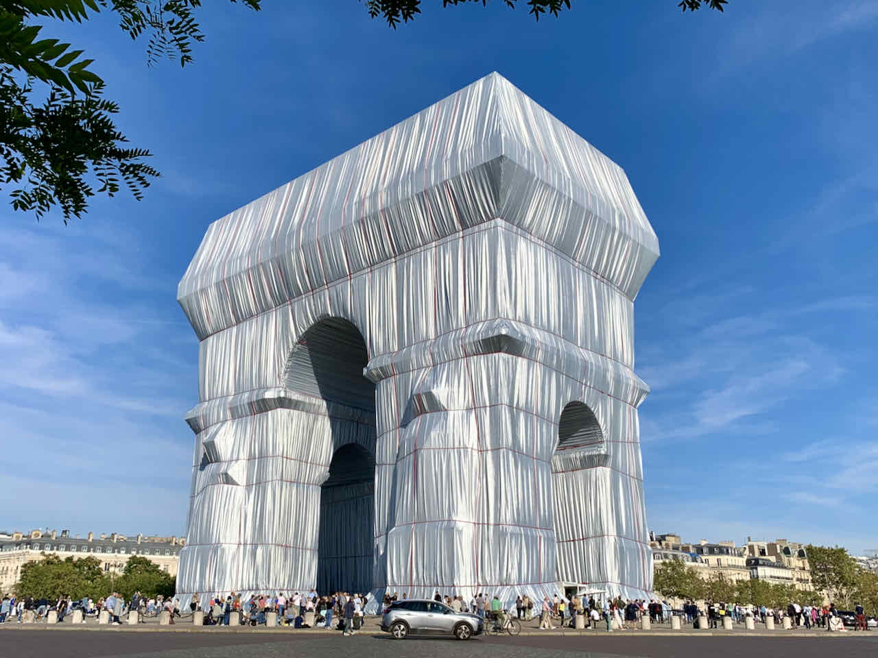 Verhüllter Triumphbogen in Paris von Christo and Jeanne-Claude, 2021