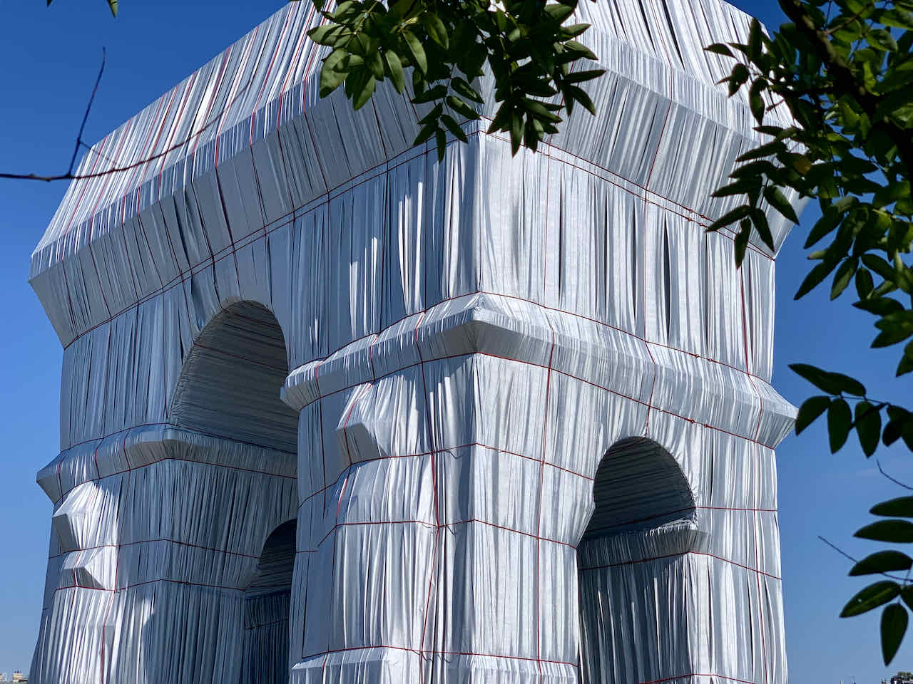 Verhüllter Triumphbogen in Paris von Christo and Jeanne-Claude, 2021