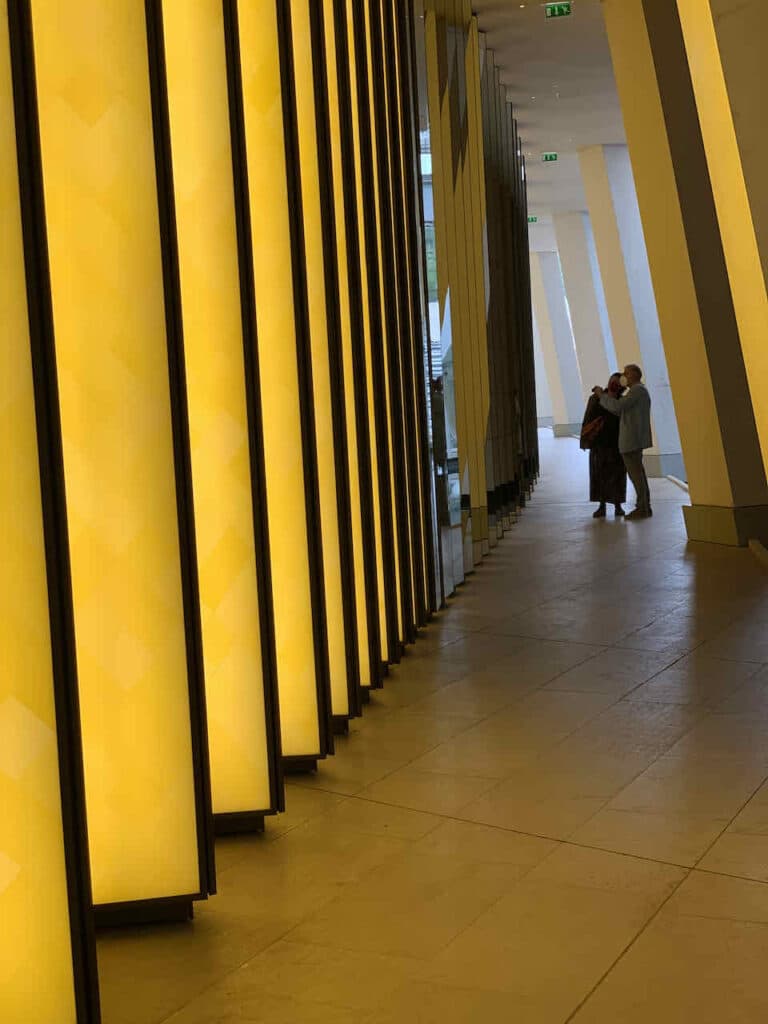 Museum Louis Vuitton, Paris, Olafur Eliasson: Inside the Horizon (2014), eine Installation von 43 beleuchteten gelben Gläsern und verspiegelten Säulen