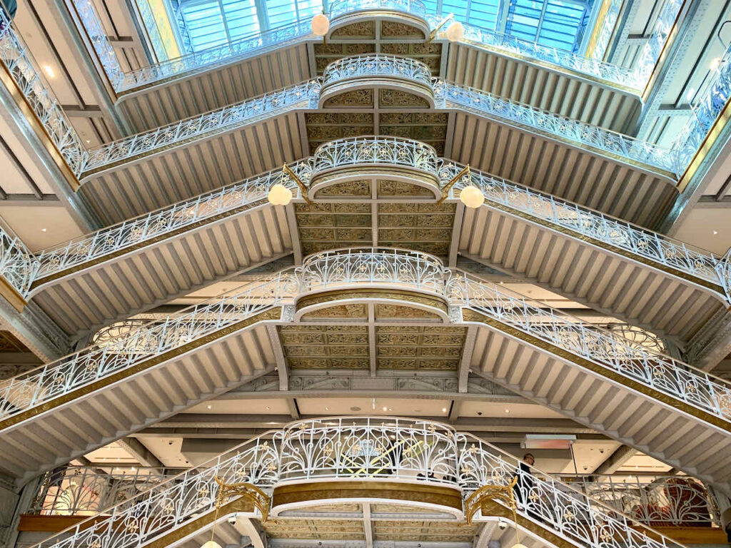 Art Déco und Jugendstil-Treppe im Luxuskaufhaus La Samaritaine, Paris, Frankreich
