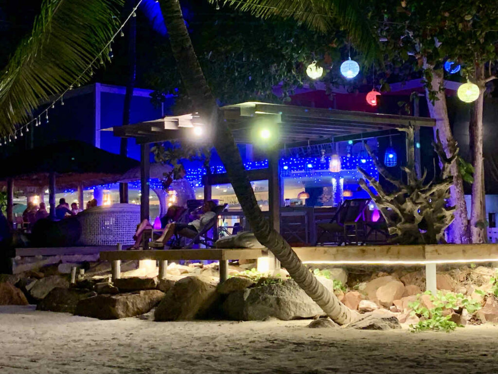Seychellen, Praslin, Café des Arts am abendlichen Strand Anse Volbert