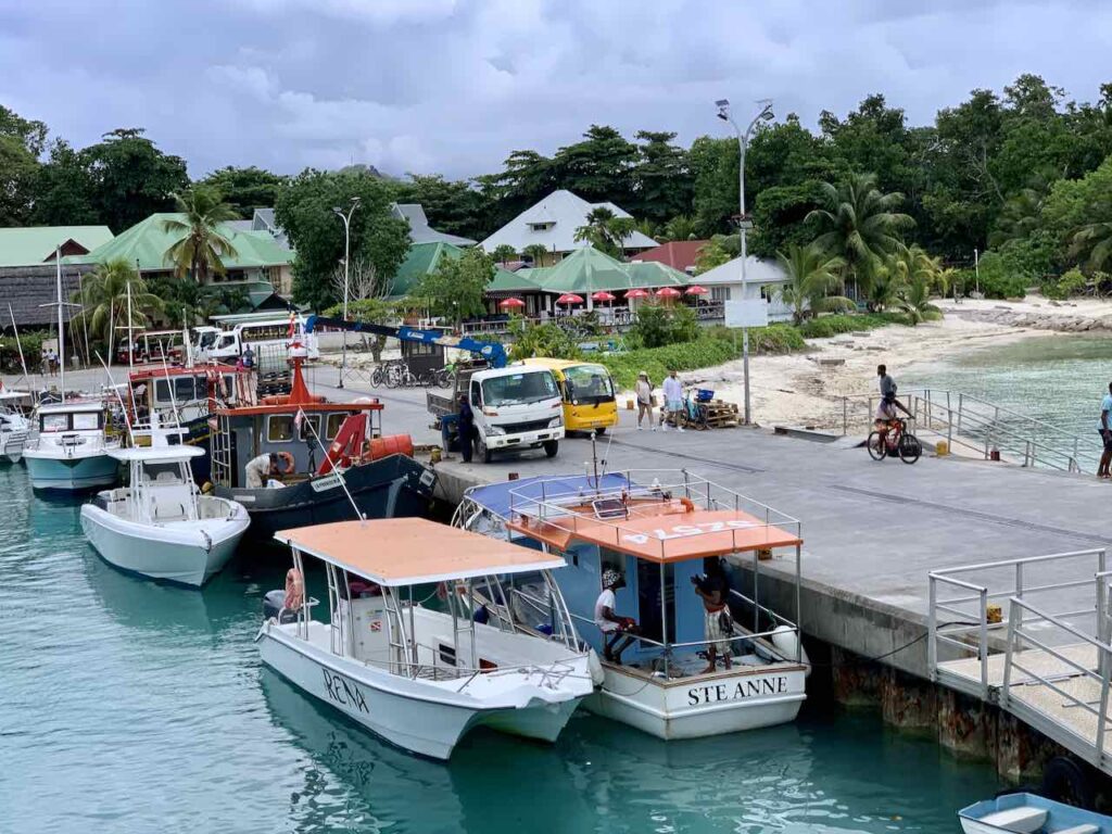 Fähranleger im Hafen von La Digue, Seychellen 