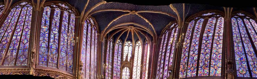 Innenraum der Sainte-Chapelle von Paris 