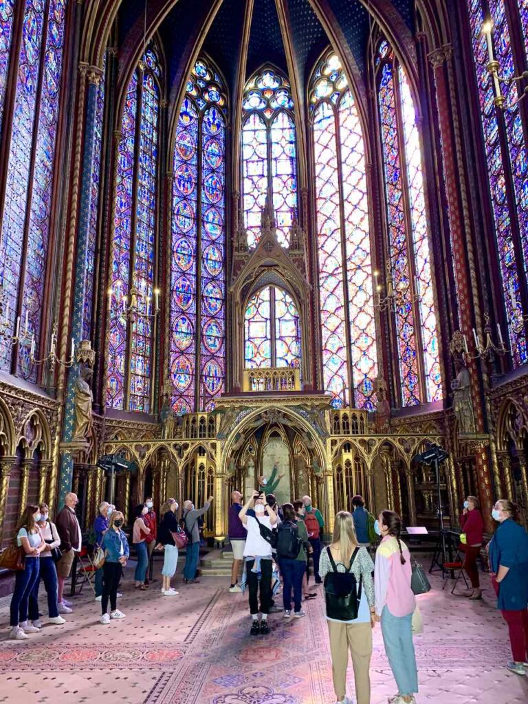 Das Innere der Sainte-Chapelle von Paris mit Touristen
