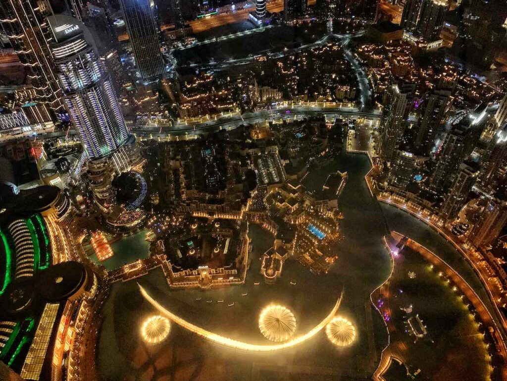 Dubai: Blick vom Burj Khalifa auf die Wasserfontänen