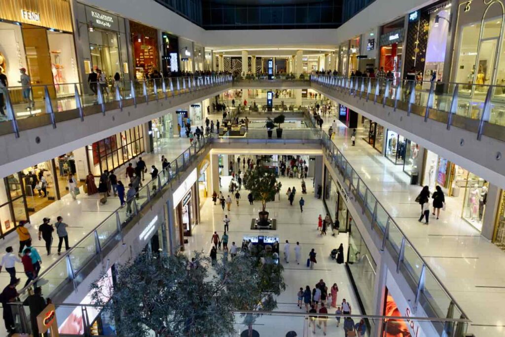 Dubai Mall, Blick auf Innenhof und mehrere Stockwerke mit Boutiquen