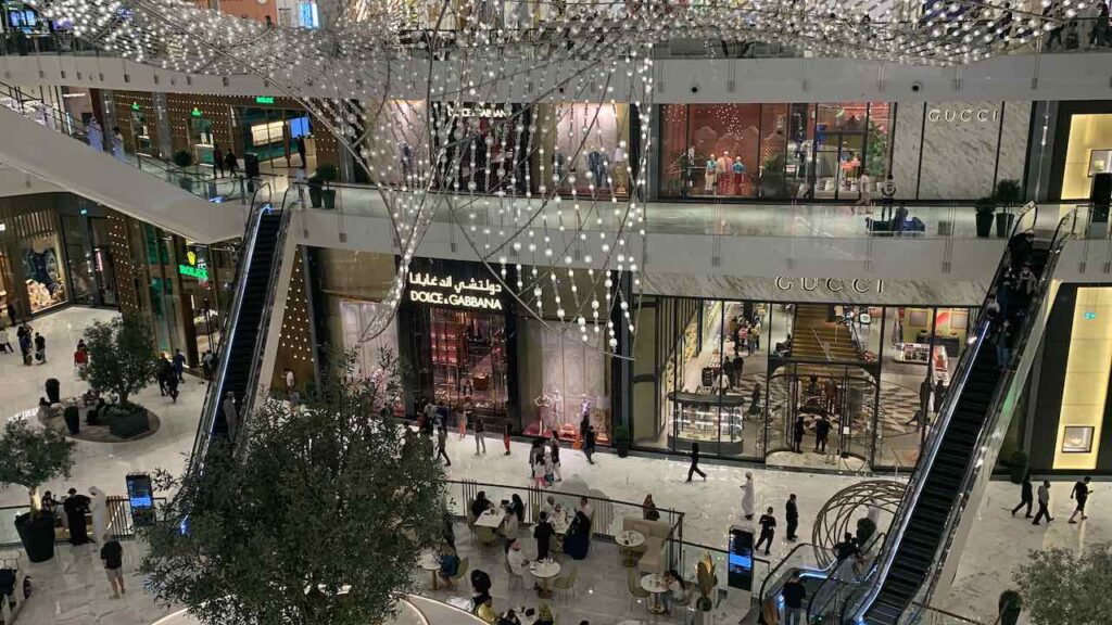 Dubai Mall, Blick auf Luxus-Boutiquen und Restaurant