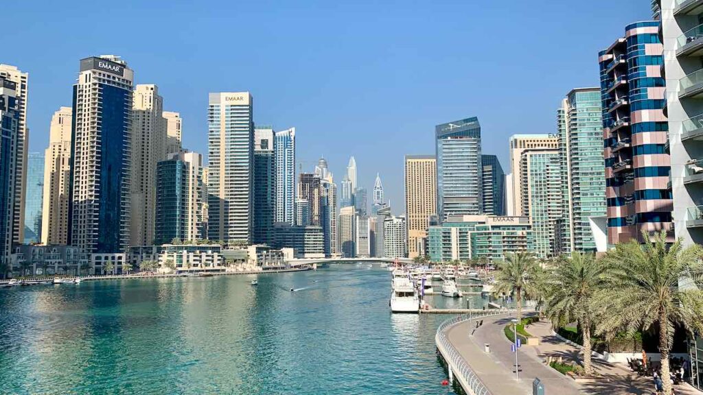 Blick auf den Yachthafen Dubai Marina