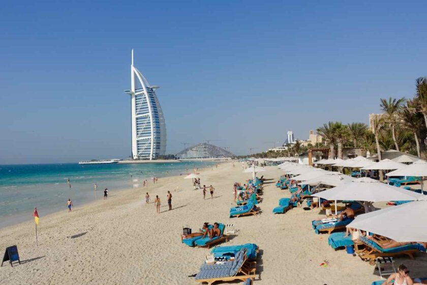 Strand vom Madinat Jumeirah mit Hotel Burj Al Arab, Dubai