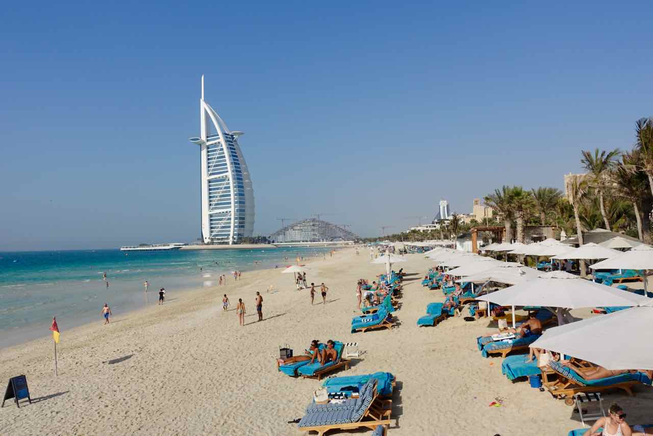 Strand vom Madinat Jumeirah mit Hotel Burj Al Arab, Dubai