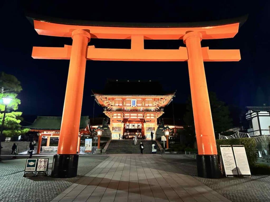 Abends am Romon Tor mit dem Fushimi Inari-Taisha Shrine im Hintergrund, Kyoto