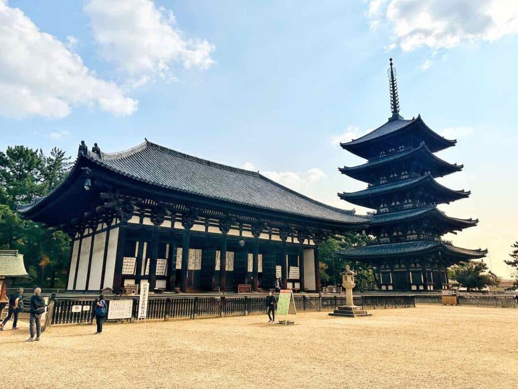 Gelände des Kofukuji Tempel mit der fünfstöckigen Pagode in Nara, Japan