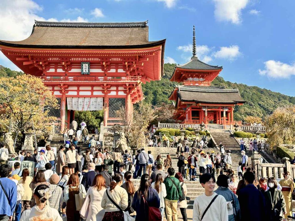 Kiyomizu-dera Tempel mit Niomon Tor und der Pagode im Hintergrund, Kyoto