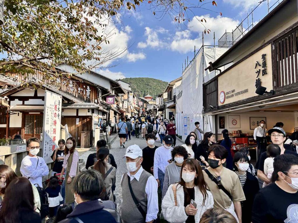 Straße zum Kiyomizu-dera Tempelkomplex in Kyoto