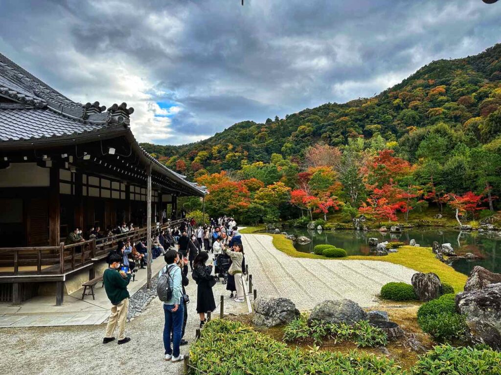 Zen Garten des Tenryu-ji Tempel in Kyoto mit Besuchern