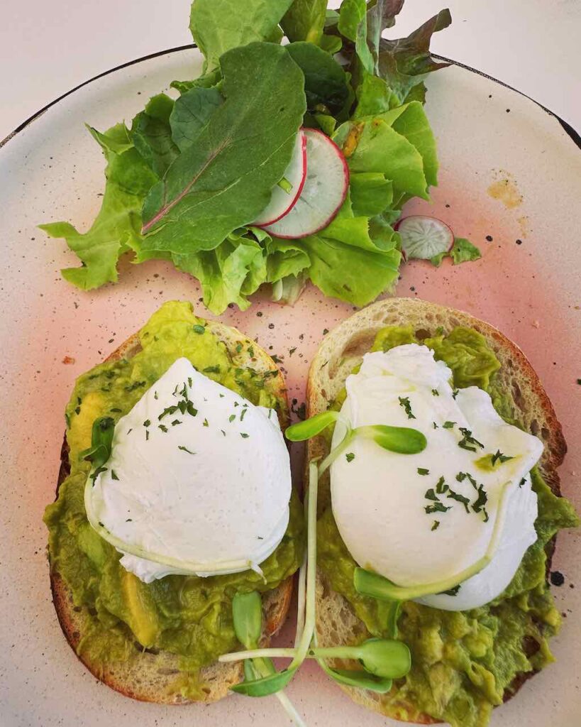 Avocado Toast mit Poached Eggs im Café What's Cup © PetersTravel 