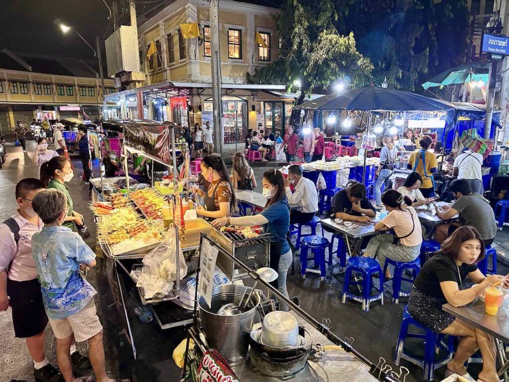 Foodstalls an der Ecke Rambuttri Alley / Thanon Tani, Bangkok © PetersTravel