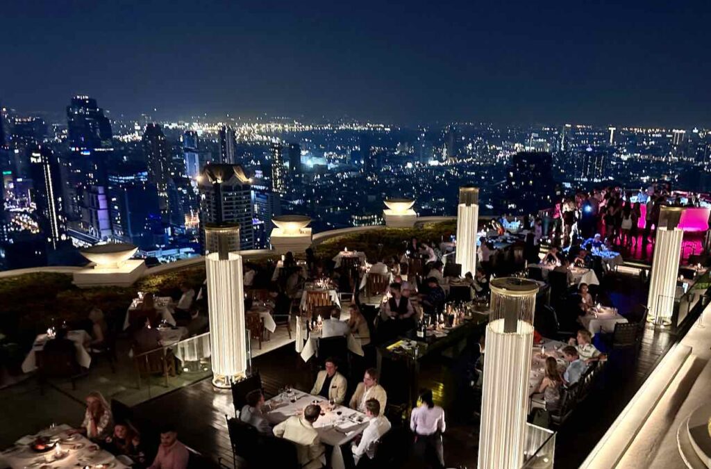 Bangkok, 63. Stock des Lebua State Tower: Sirocco Restaurant mit Sky Bar und dem nächtlichen Bangkok im Hintergrund