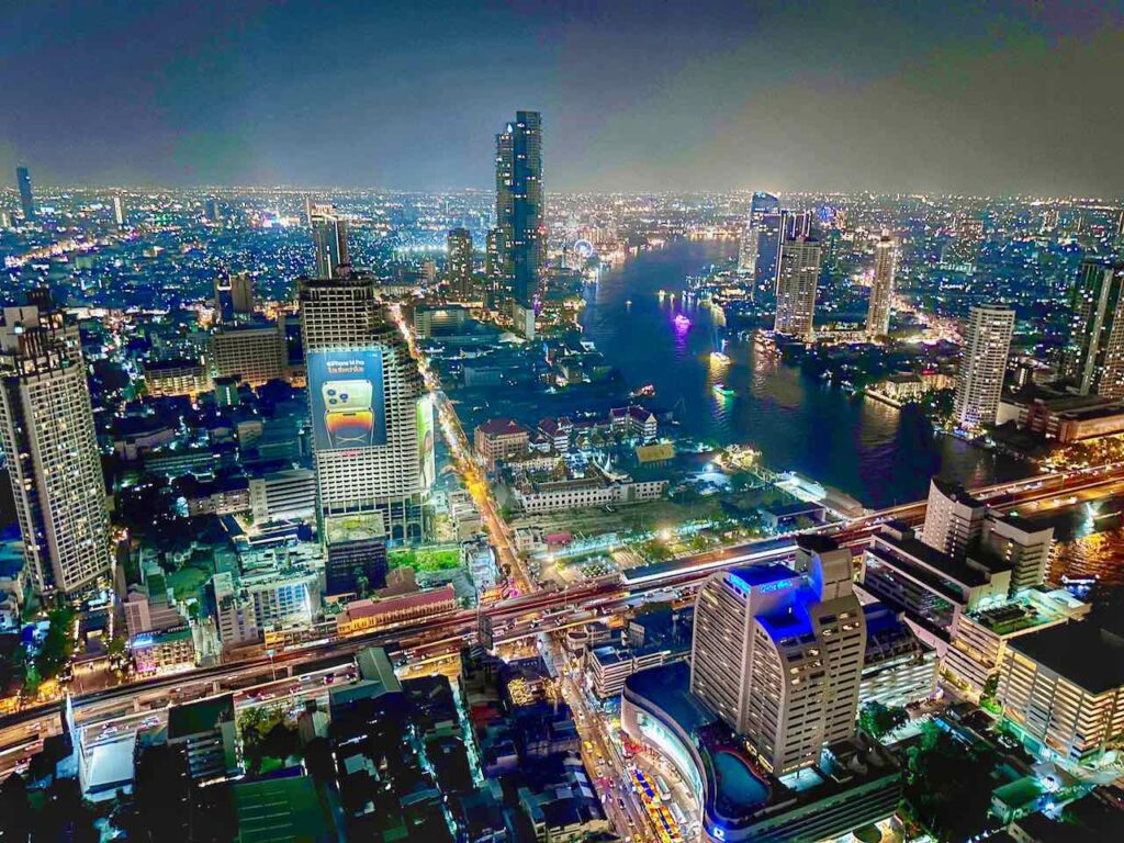 Nächtlicher Blick auf Bangkok mit dem Chao Phraya von der Sky Bar im Lebua State Tower
