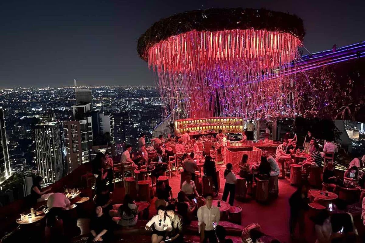 Bangkok: Festlich beleuchtete Tichuca Rooftop Bar mit dem nächtlichen Bangkok im Hintergrund