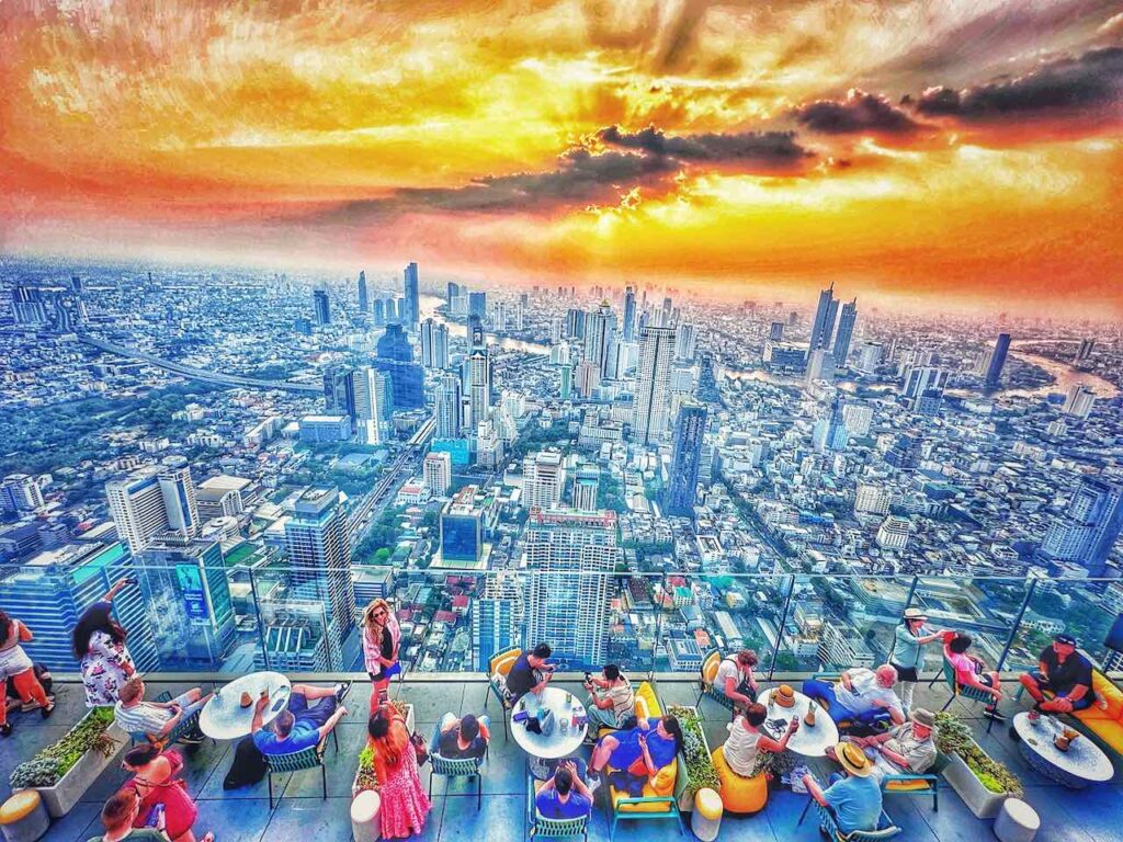 Blick von der Aussichtsplattform des Maha Nakhon Tower / King Power Mahanakhon auf Bangkok beim Sonnenuntergang