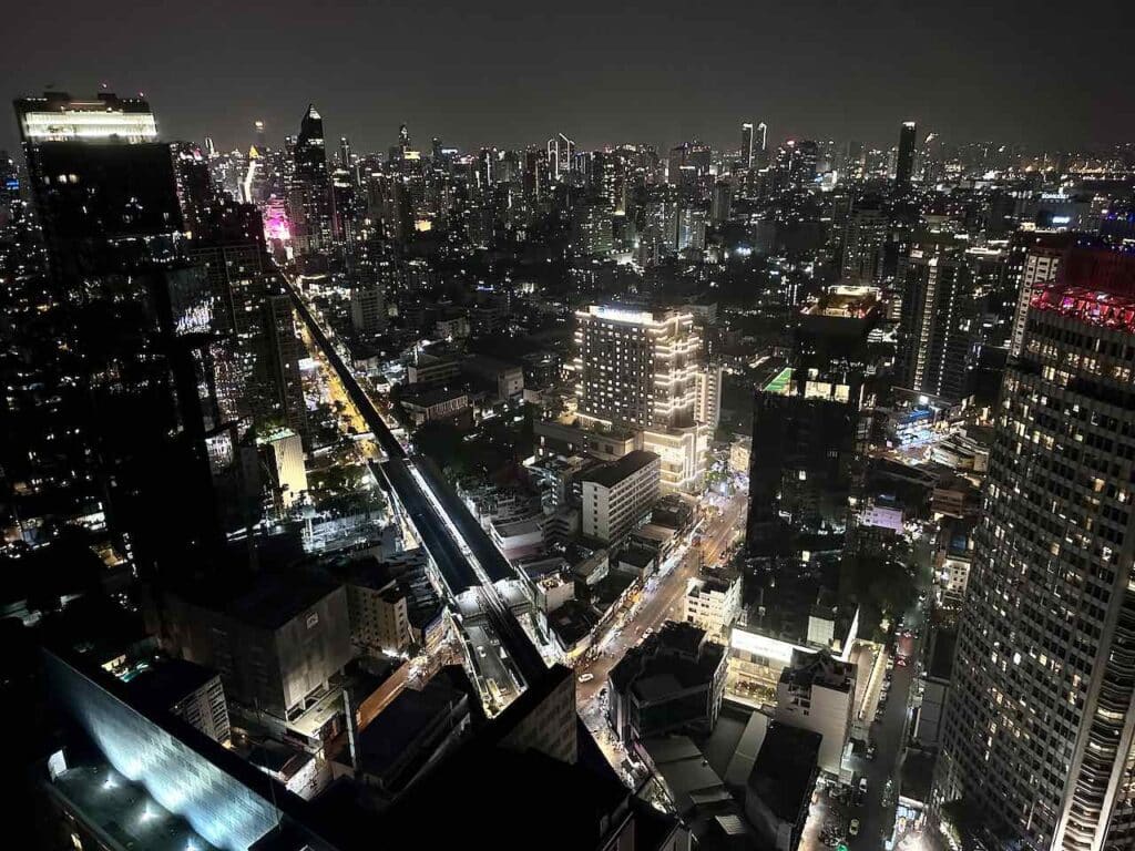Blick von der Tichuca Rooftop Bar auf das nächtliche Bangkok