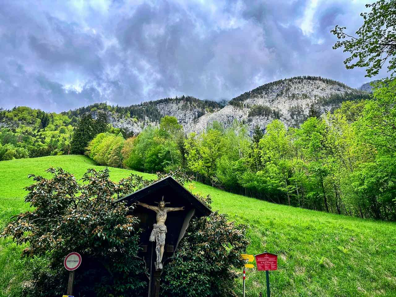 Landschaftsaufnahme des Tiroler Silberpfad in der Silberregion Karwendel; Berge im Hintergrund