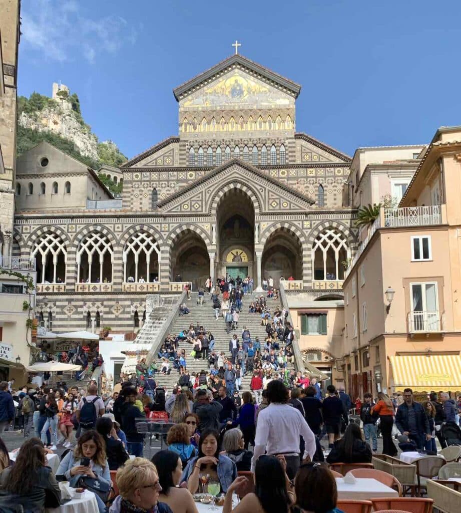 Unterwegs an der Amalfiküste: Der Dom von Amalfi ist eine mittelalterliche römisch-katholische Kathedrale auf der Piazza del Duomo 