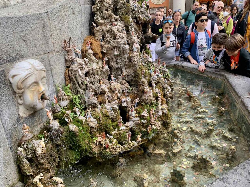 Fontana de Cape e Ciucci  / Eselskopfbrunnen in Amalfi. Früher wurde hier Lastenesel getränkt. Heute ist diese Sehenswürdigkeit mit zahlreichen Figuren wie Hirten, Bergbewohnern oder Engeln geschmückt.