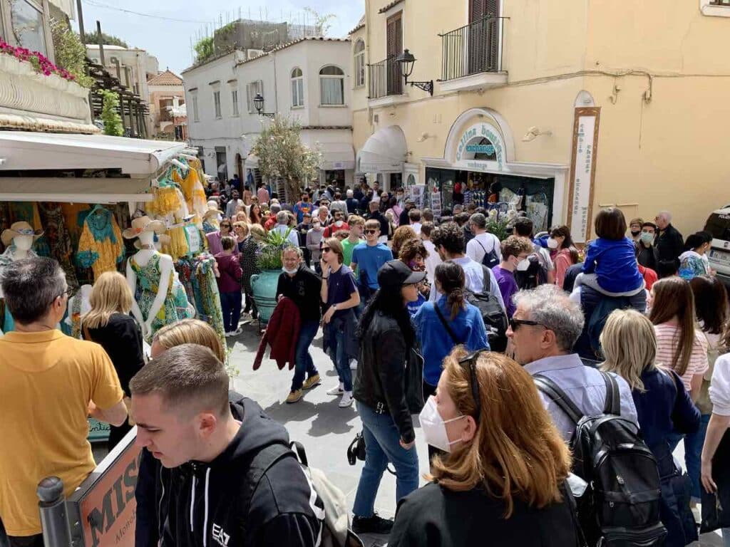 Touristen im Zentrum von Positano an einem Sonntag Ende April