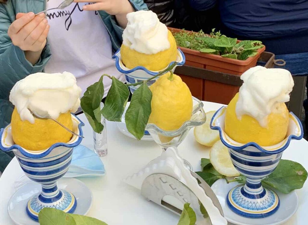 Unterwegs an der Amalfiküste: Zitronensorbet auf der Piazza Duomo in Amalfi