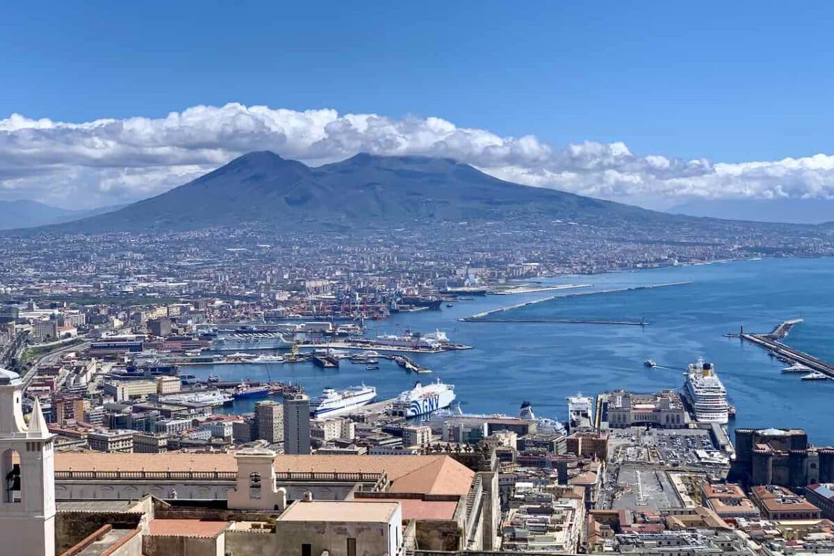 Neapel: Blick von der Festung Sant’Elmo auf den Hafen und die Stadt mit dem Vesuv im Hintergrund © PetersTravel Peter Pohle