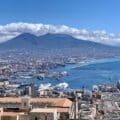 Neapel: Blick von der Festung Sant’Elmo auf den Hafen und die Stadt mit dem Vesuv im Hintergrund © PetersTravel Peter Pohle