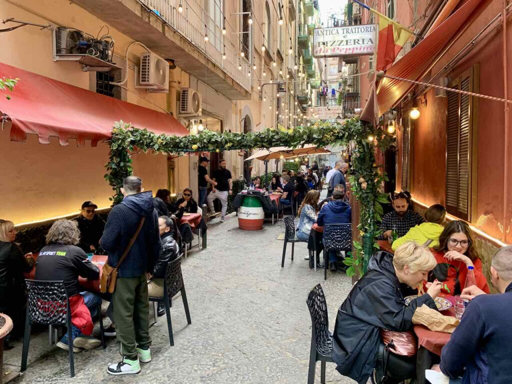 Neapel: Restaurants im  Quartieri Spagnoli / Spanischen Viertel