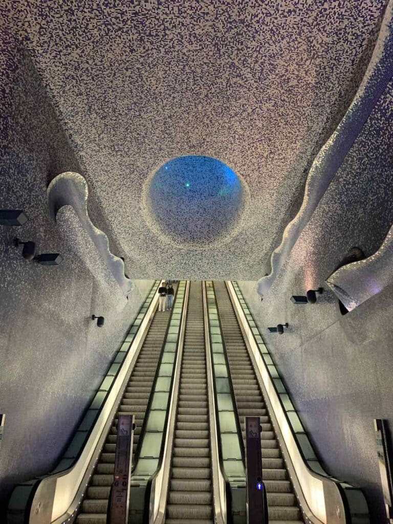 Die Metrostation Toledo in Neapel ist die schönste U-Bahnstation Europas:  Um die Mosaiken von William Kentridge und vor allem die Lichtinstallationen des Amerikaners Robert Wilson zu sehen, muss man ein U-Bahn-Ticket für 1,10 Euro lösen. © PetersTravel Peter Pohle
