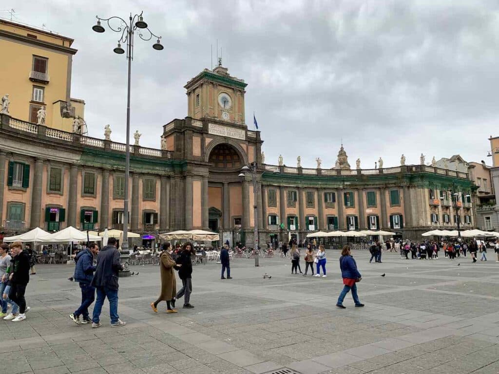 Piazza Dante mit der Port'Alba (nicht im Bild) auf der linken Seite. Früher hieß der Platz  Largo Mercatello, weil hier seit 1588 einer der zwei wichtigsten Märkte Neapels stattfand © PetersTravel Peter Pohle