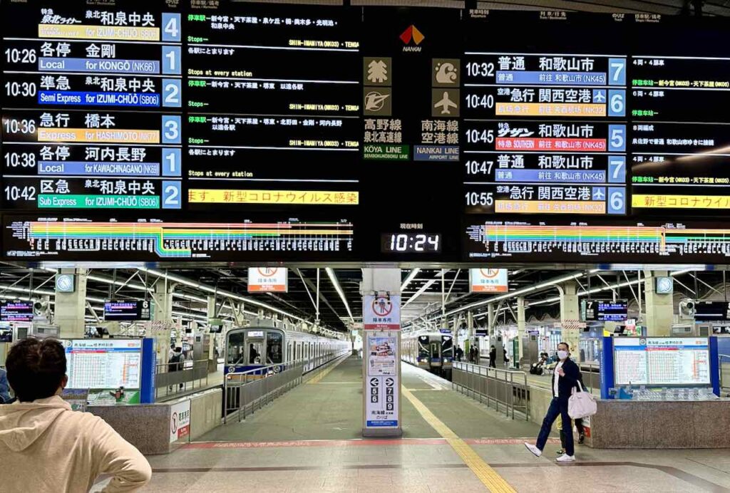 Japanische Anzeigetafel zur Zuganreise nach Koyasan