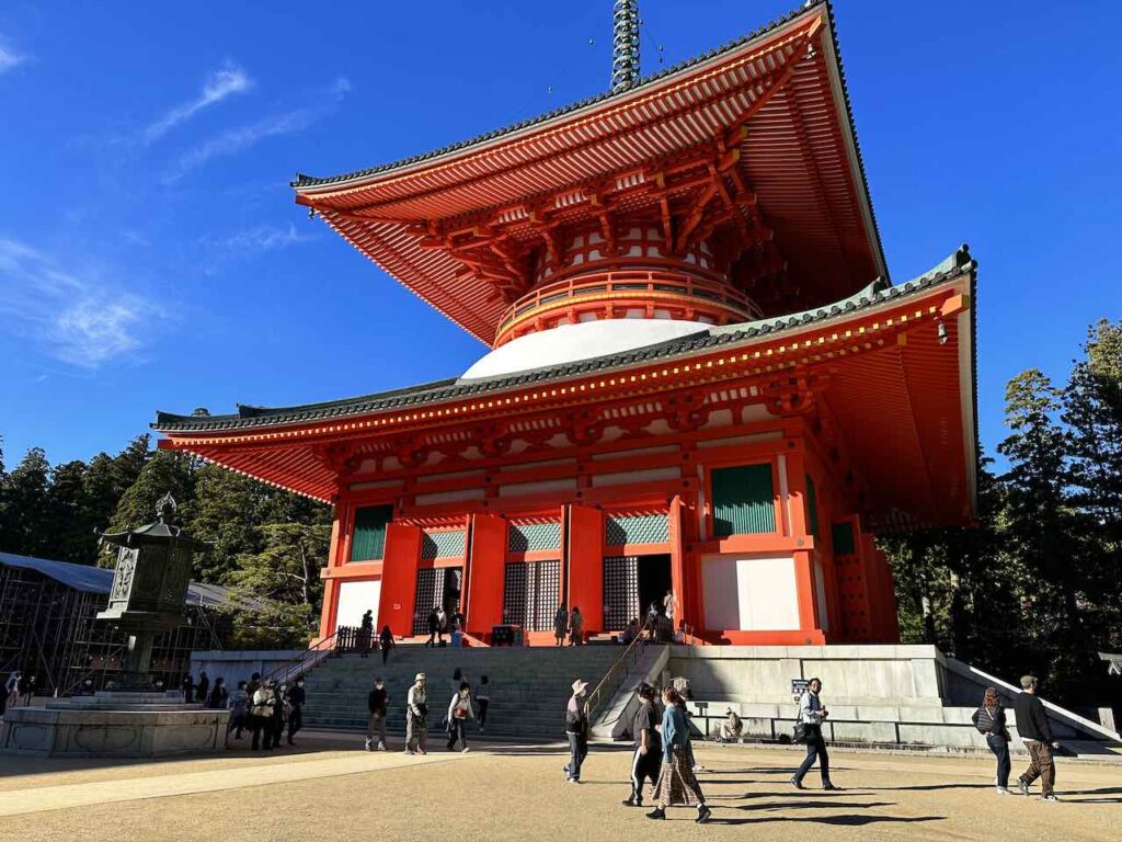 Die rote Konpon Daito Pagode im Danjo Garan Tempel Komplex, Koyasan, Japan