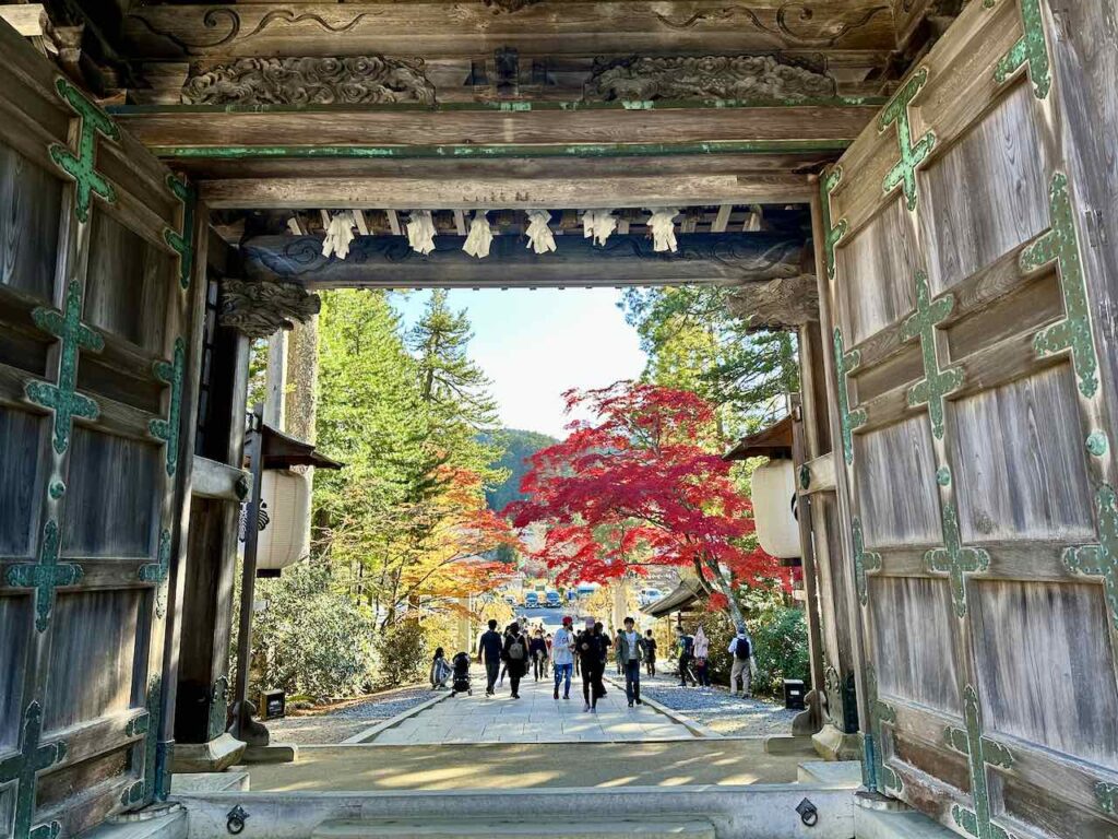 Eingangstor des Kongobu-ji Tempel, Koyasan, Japan