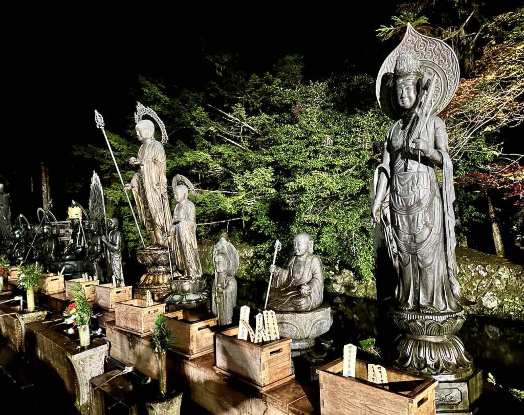 Okunoin-Friedhof am Abend vor der Gokusho-Opferhalle, Koyasan, Japan 