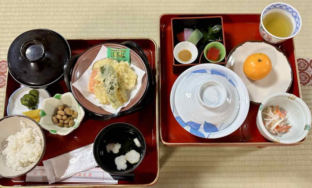 Vegetarisches Abendessen, das "Shojin Ryori", im Shukubo in Koyasan, Japan